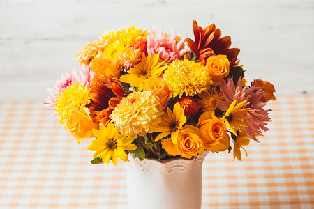 厨房桌子上花的花瓶秋天的岳洛花图片
