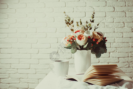 白天空白的桌上杯红茶笔记本漂亮的花早上的灵感为天的计划解决困难问题的灵感背景
