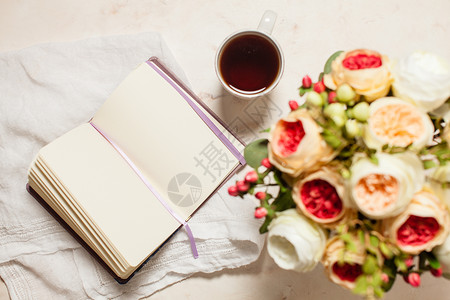 杯红茶,笔记本漂亮的花桌子上,顶部的风景灵感创造力的解决困难问题的灵感图片