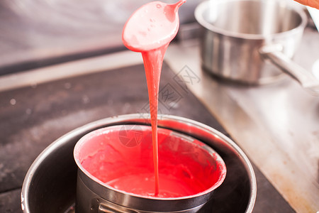 烹饪镜釉,锅中红色液体美丽的甜蜜糖果图片