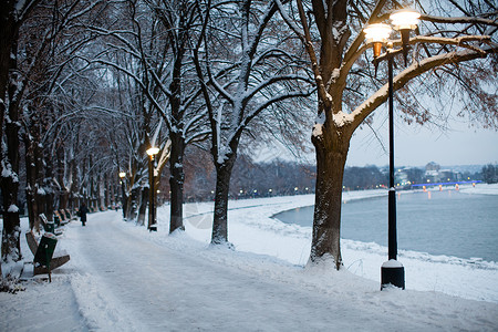 伍德灯傍晚城市白雪覆盖的路堤美丽的冬季景观白雪覆盖的路堤夜景背景