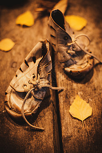 人行道瓷砖上破旧的婴儿鞋贫穷的可怜孩子的旧鞋图片
