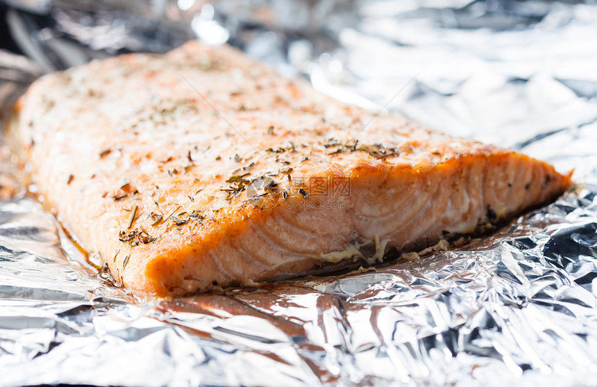 用铝箔烤制的开胃鲑鱼牛排铝箔上烤鲑鱼图片