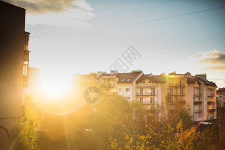 日出郊区的公寓楼上,窗外的景色新天的开始图片