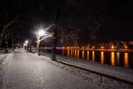 傍晚城市白雪覆盖的路堤美丽的冬季景观白雪覆盖的路堤夜景图片