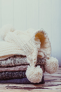 堆叠温暖的针毛衣,围巾帽子白色灰色的阴影羊毛衣服的收藏图片