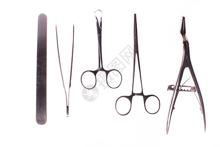 复古收集外科工具集钳子,夹子,手术用剪刀白色背景上隔离手术器械分离白色上背景图片