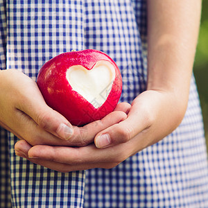 心形苹果素材红苹果心形的爱心形的红苹果背景