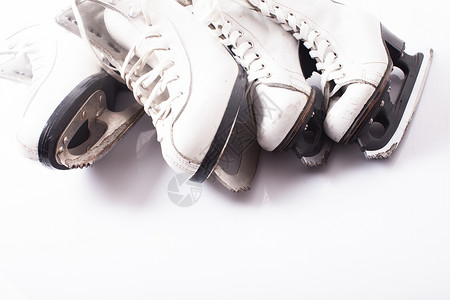 两溜冰鞋靠近冰上溜冰鞋图片