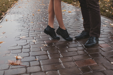 雨天的秋天,亲吻夫妇的腿特写接吻夫妇的腿背景图片