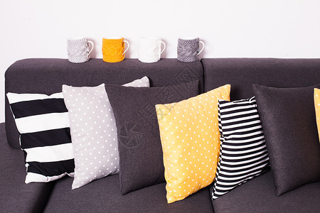 沙纹灰色沙发上许多五颜六色的枕头带枕头的沙发背景
