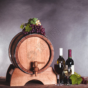 木桶上的葡萄白色的葡萄酒木桶上的葡萄图片