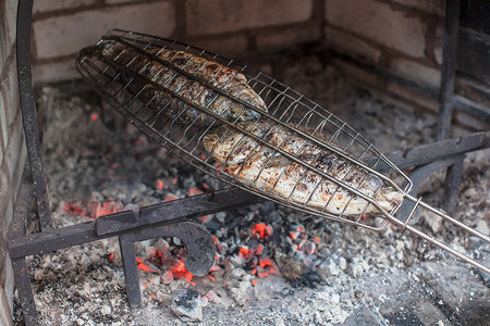 钢栅里开胃的鱼,烤架上油炸烧烤上煮鱼图片