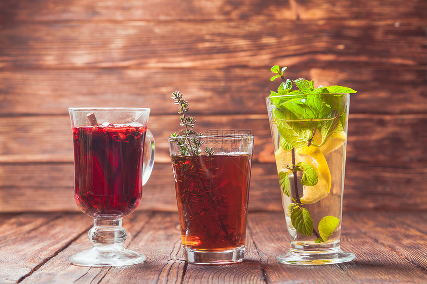 芳香的草药茶与百里香,薄荷,蔓越莓,柠檬冬季健康草药茶图片