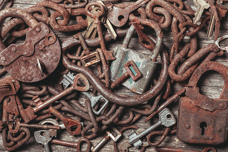 木锁旧钥匙锁老式木桌上旧钥匙背景