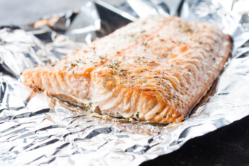 用铝箔烤制的开胃鲑鱼牛排铝箔上烤鲑鱼图片