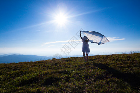 着纸巾的轻女孩,山顶享受阳光女孩与自然的统图片