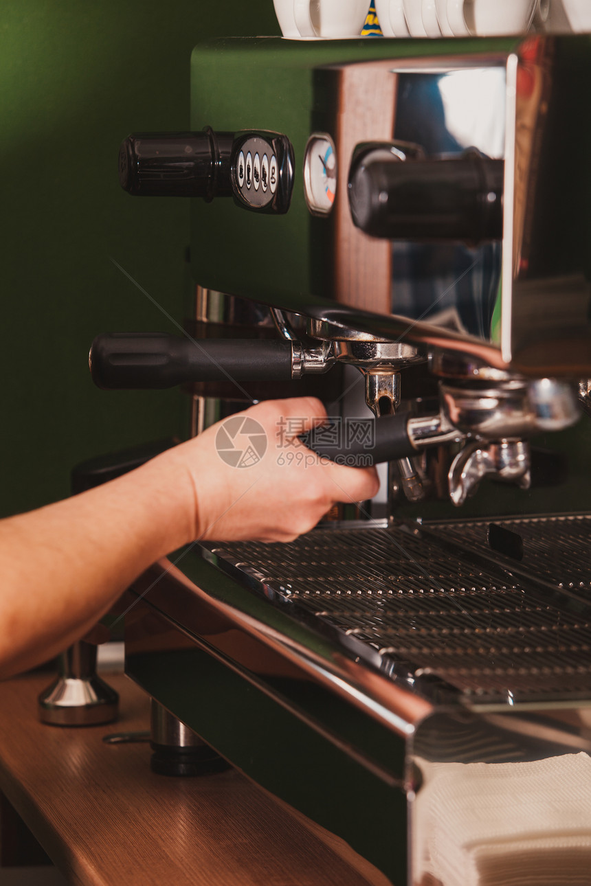 特写咖啡师研磨咖啡的调味浓缩咖啡浓缩咖啡的过程图片