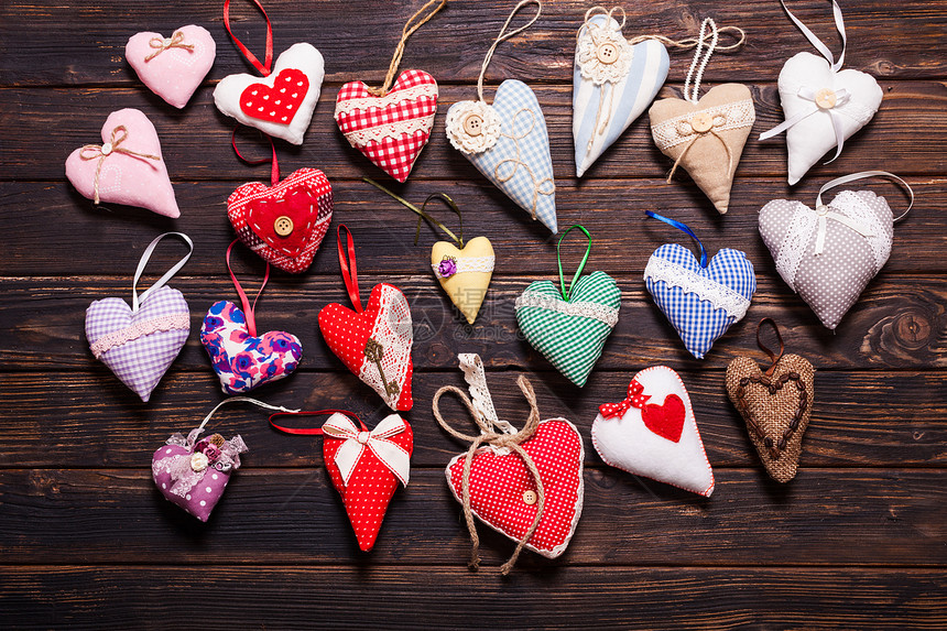节日市场上各种纺品木制心脏情人节各种手工制作的心图片