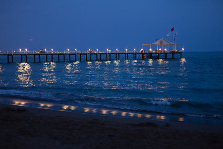 美丽的浪漫码头,明亮的灯光美丽的夏夜晚上浪漫的码头图片