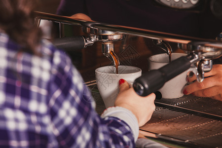 特写咖啡师研磨咖啡的调味浓缩咖啡浓缩咖啡的过程图片