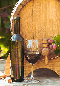 木制桌子和草地葡萄户外桌子上酒的木桶酒庄文化木桶背景