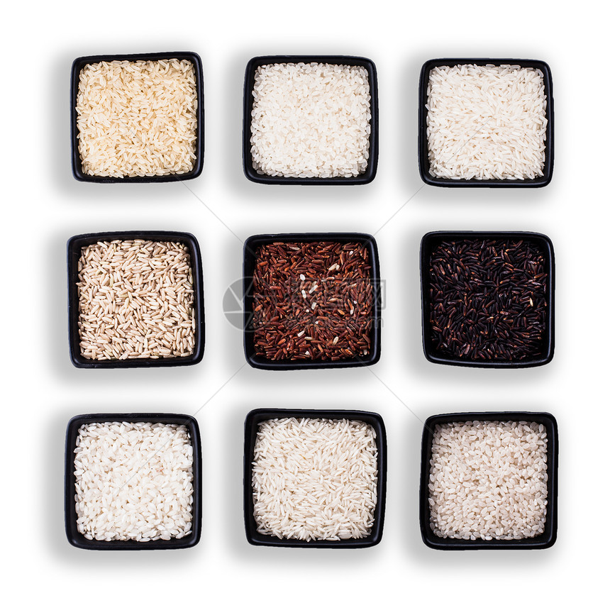 各种类型的米饭黑色碗中分离白色上各种类型的大米图片