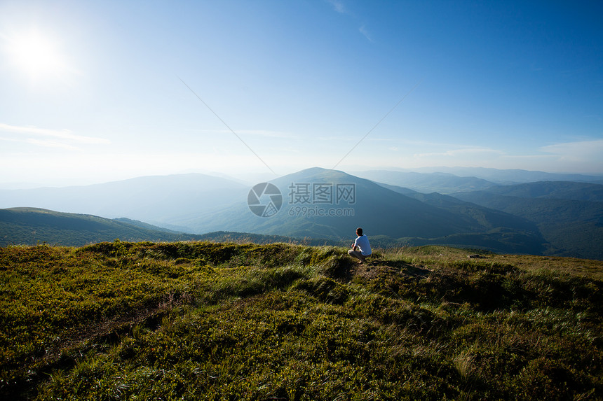 人坐山顶上自然旅行的灵感,动机刻字的背景享受自由的人图片