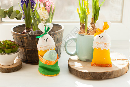 复活节装饰品带鸡蛋花的纺兔子复活节纺品篮子图片
