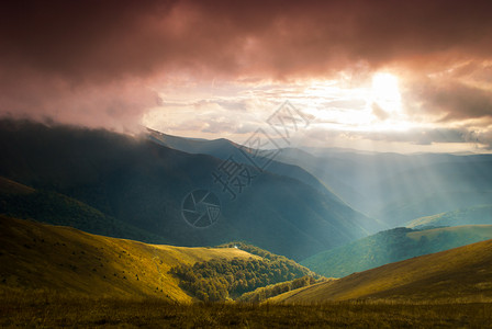 阳光照射山谷上空群山的美妙全景阳光穿透山谷中部的云层阳光照射山谷上空图片