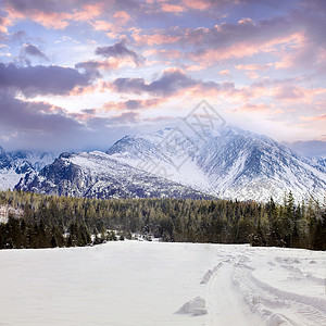 冬天美丽的风景夕阳山上,多云的冬日,美丽的风景背景图片