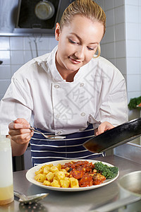 餐厅厨房工作的女厨师背景图片