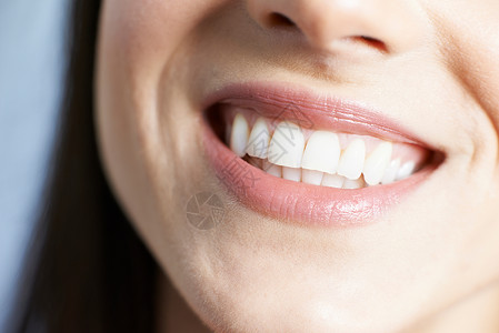 用美丽的牙齿完美的微笑接近女人图片