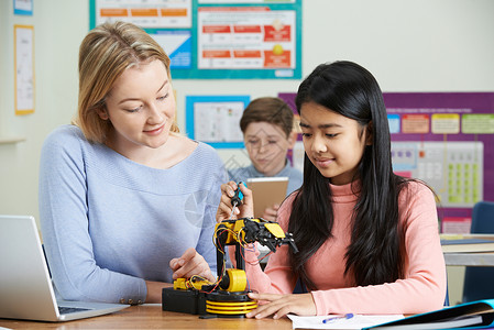 教师与女学生科学课上学机器人背景图片
