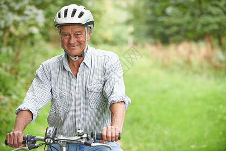 给我看骑行老人农村享受自行车骑行背景