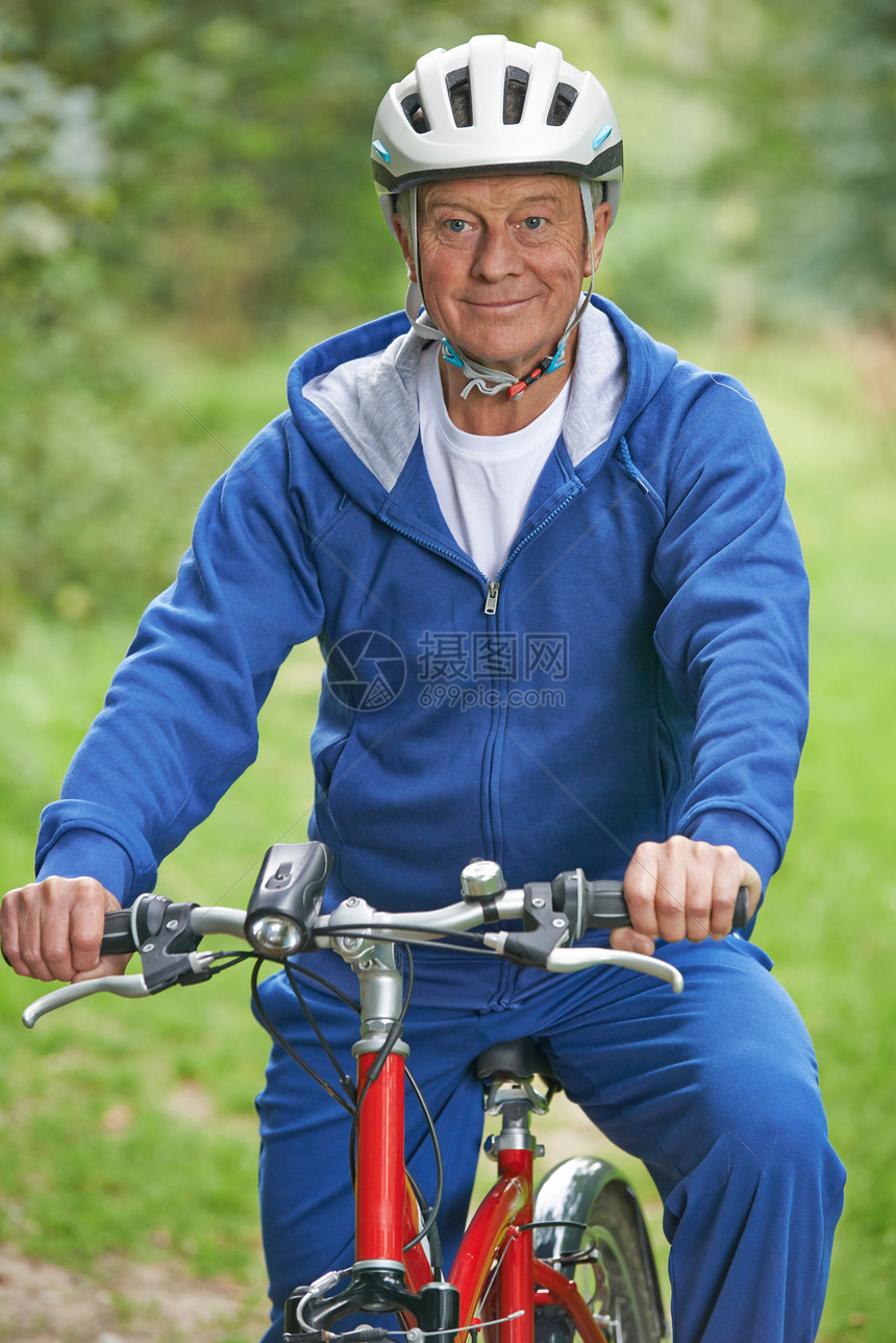 老人农村享受自行车骑行图片