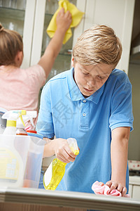 孩子们帮助家务打扫厨房图片