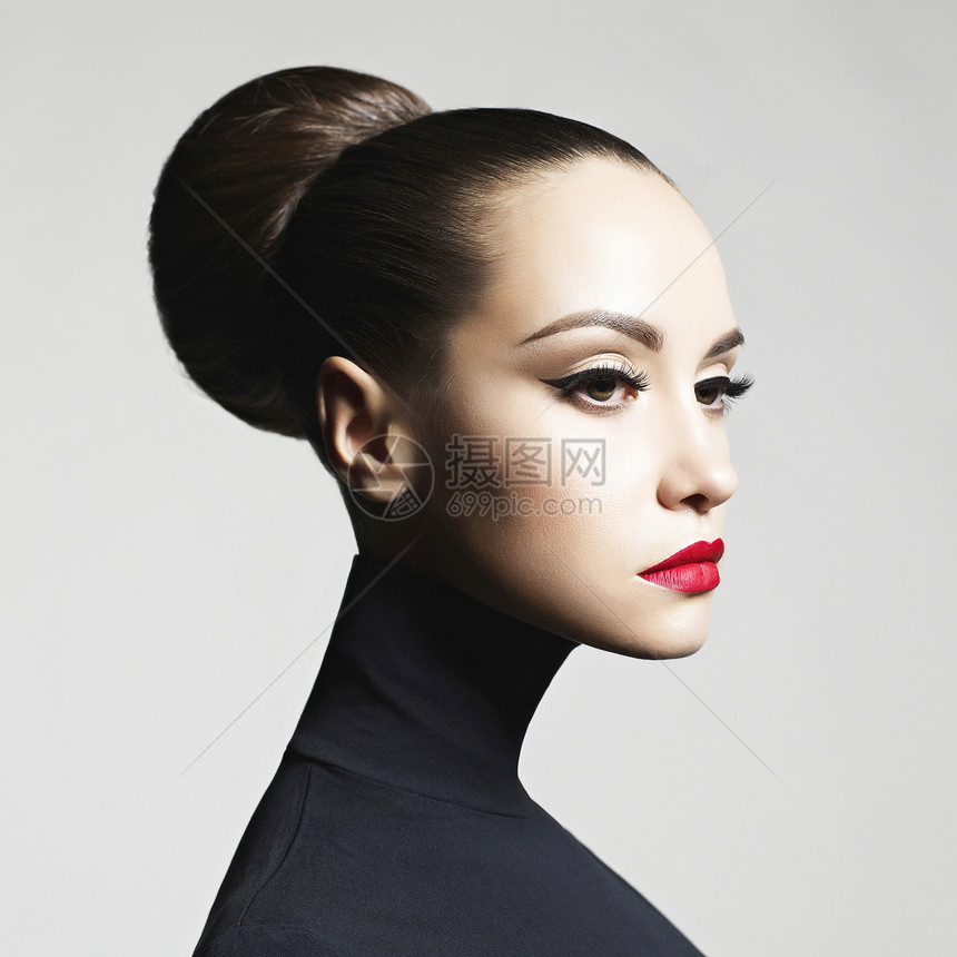 时尚艺术工作室肖像美丽优雅的女人穿着黑色高领毛衣头发收集高梁上优雅的芭蕾风格图片