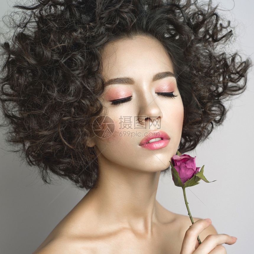 工作室时尚照片美丽的轻女子与紫罗兰玫瑰情人节春天开花了图片