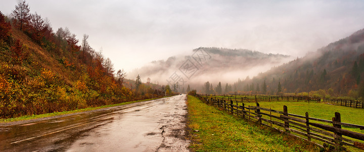 山区道路全景多云雨雾秋日全景云雾中的山峦背景图片