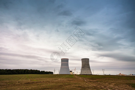 白俄罗斯核电站建设全景阴天大烟囱的核电站原子能发电厂的冷却塔图片