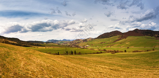 春山草甸景观春天斯洛伐克Tatras山脉的全景山谷里的山村背景图片