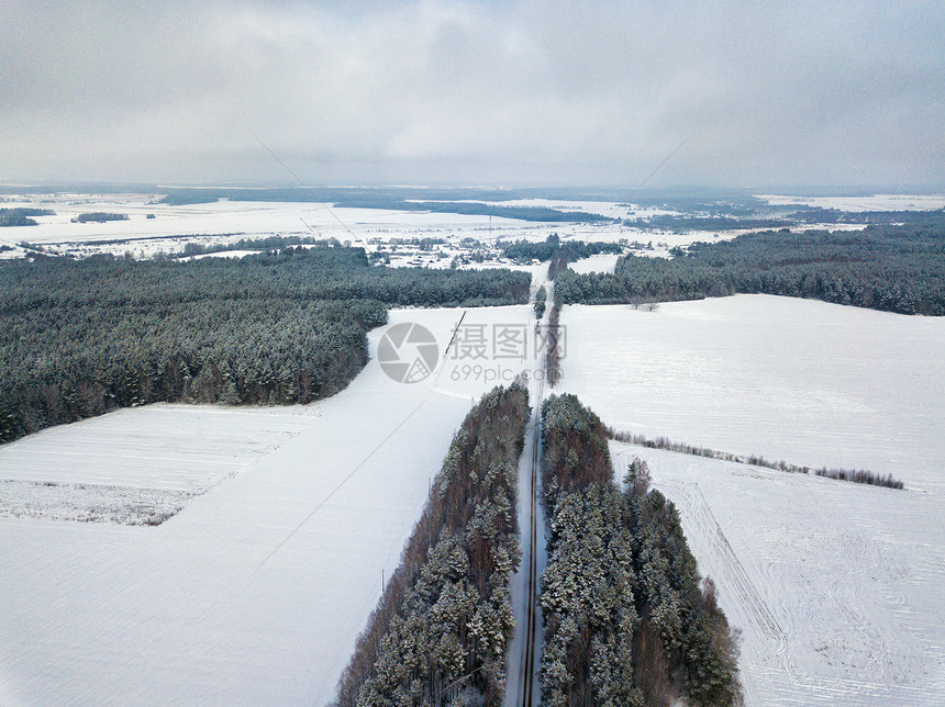 冬季乡村鸟瞰田野林地森林草地村庄的景观无人机的摄影图片
