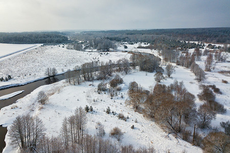 冬季森林河流的鸟瞰图冬季雪景,河流森林草地图片
