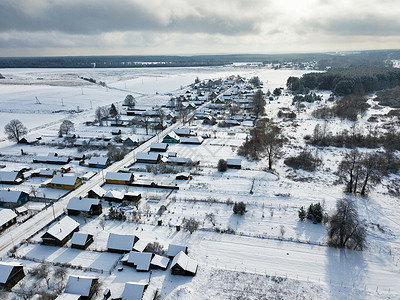 冬季乡村景观村庄,房子被雪覆盖冬季私人住宅上空的鸟瞰图图片