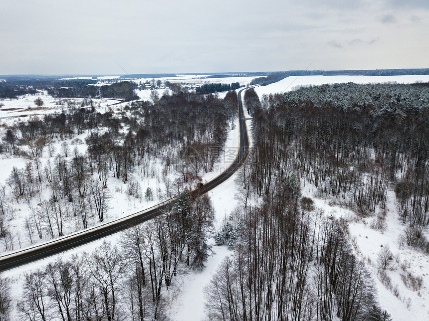 冬季森林道路弯道的鸟瞰图冬季雪景,河流森林道路草地图片