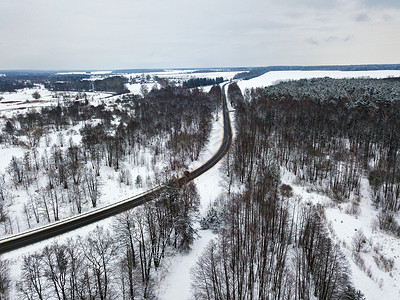 冬季森林道路弯道的鸟瞰图冬季雪景,河流森林道路草地图片