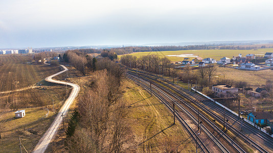 铁路线路的顶部透视图春天的田野火车站的鸟瞰图铁路线路的顶部透视图图片