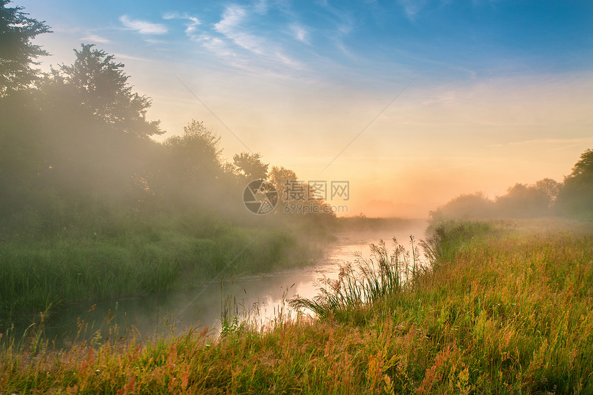 早上雾的河夏天的薄雾日出河上雾蒙蒙的早晨全景早上雾的河流夏天的薄雾日出河上图片
