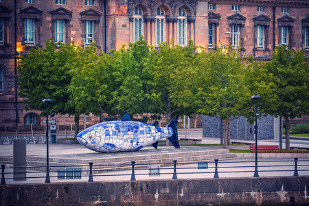 英国北爱尔兰贝尔法斯特的大鱼雕塑大鱼贝尔法斯特的印刷陶瓷马赛克雕塑,也被称为知识的鲑鱼这项工作庆祝拉甘河的再生背景
